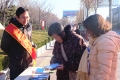 市人社局開展居民醫(yī)保上街宣傳活動，宣傳居民醫(yī)保政策，解答群眾